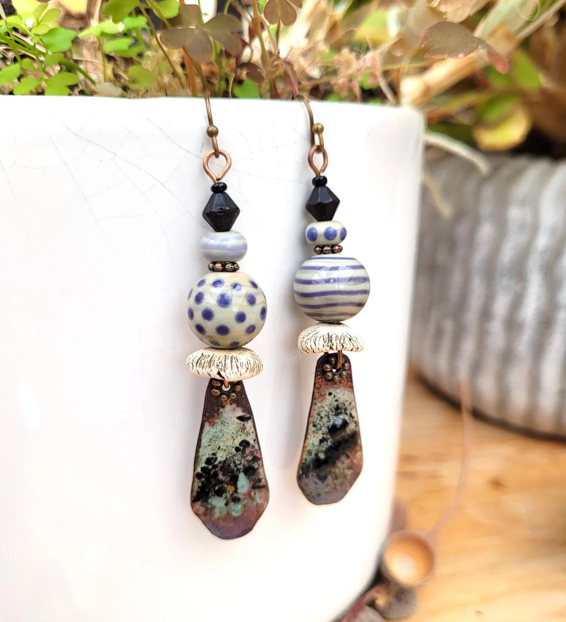 Des boucles d'oreille avec émail artisanal, lampworks et céramiques artisanales.